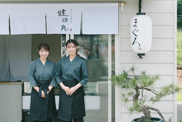 地元姉妹と温泉旅館が手がける本格にぎり寿司店が夕日ヶ浦に誕生！「時季を彩る 佳松苑」料理長監修店