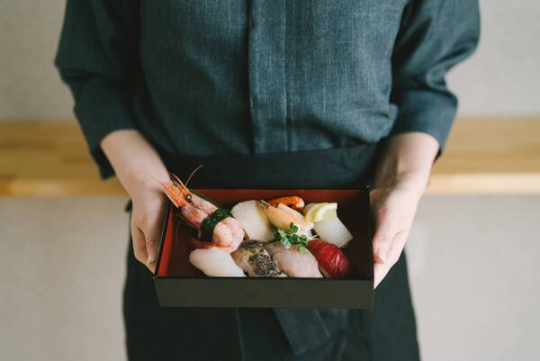 地元姉妹と温泉旅館が手がける本格にぎり寿司店が夕日ヶ浦に誕生！「時季を彩る 佳松苑」料理長監修店