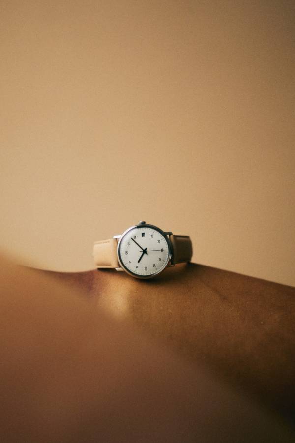 時を刻む道具、日本の時計ブランド「sazaré (さざれ)」 日々の形跡を静かに映し出すヌメ革シリーズ発売