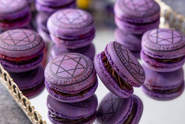 重ねると色が変わるクッキーやビーツを使った漆黒のドリアなど全35種 ハロウィーンスイーツビュッフェ「Magical Party～秘密の謎解きスイーツ～」9月6日（土）から開催