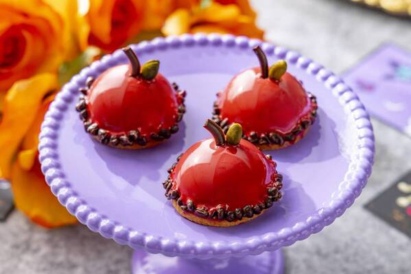 重ねると色が変わるクッキーやビーツを使った漆黒のドリアなど全35種 ハロウィーンスイーツビュッフェ「Magical Party～秘密の謎解きスイーツ～」9月6日（土）から開催