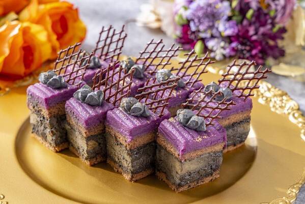 重ねると色が変わるクッキーやビーツを使った漆黒のドリアなど全35種 ハロウィーンスイーツビュッフェ「Magical Party～秘密の謎解きスイーツ～」9月6日（土）から開催