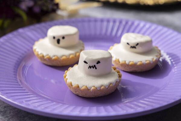 重ねると色が変わるクッキーやビーツを使った漆黒のドリアなど全35種 ハロウィーンスイーツビュッフェ「Magical Party～秘密の謎解きスイーツ～」9月6日（土）から開催