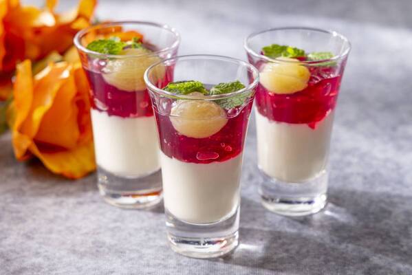 重ねると色が変わるクッキーやビーツを使った漆黒のドリアなど全35種 ハロウィーンスイーツビュッフェ「Magical Party～秘密の謎解きスイーツ～」9月6日（土）から開催