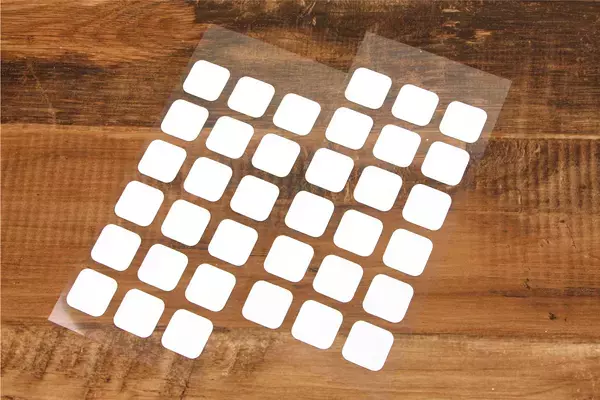 【SDGs商品】2年かけて開発した端材から産まれた新アイテム！名前スタンプが押せる布用シールが完成。《布に指で貼ることができる「布ハレちゃん。のキレハシ」使用》