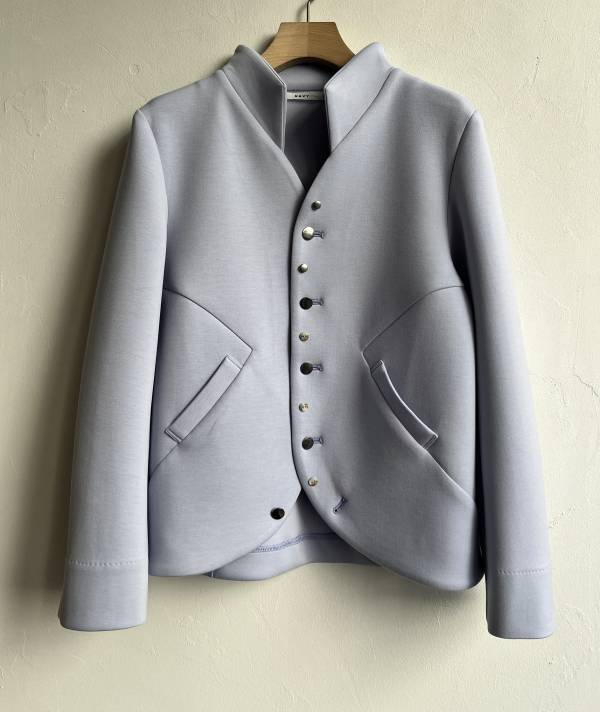 【2025春夏ファッション】春アウターはジャケットが新鮮。人気デザイン新色と多様な素材で販売。