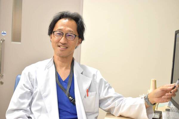 変形性膝関節症に再生医療という新たな選択肢 : こうのす共生病院が専門外来を設置、地域医療の現場で広がる新治療