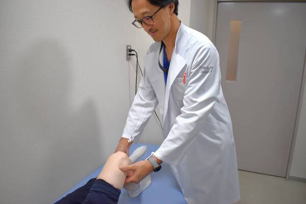 変形性膝関節症に再生医療という新たな選択肢 : こうのす共生病院が専門外来を設置、地域医療の現場で広がる新治療