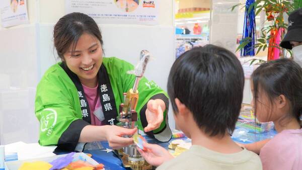 産官学連携 大阪国際大学すだちくんフレンズ×京阪百貨店×徳島県「阿波和紙で七夕短冊づくり」