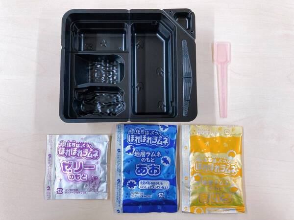 お菓子で発掘！？地層ラムネを割って、化石のお菓子を発掘しよう！「化石はっくつ！ほれほれラムネ」が2025年7月14日(月)に新発売！