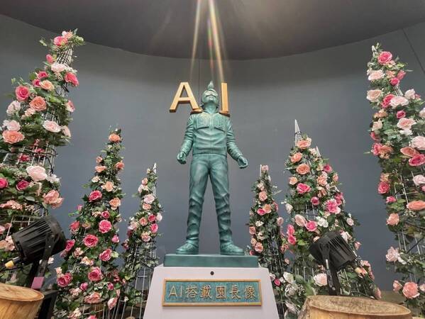 大阪駅中央口柱巻きLEDビジョンで 超ひらパー兄さんCM放映！