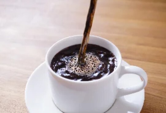 SNSでも話題の木彫りアーティスト・キボリノコンノ、「注がれるコーヒー」が本展に先駆け広島三越に登場！（特別無料展示）