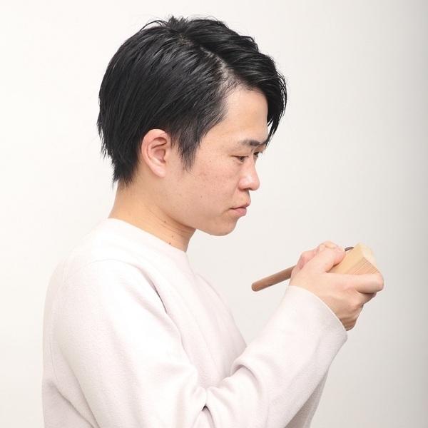 SNSでも話題の木彫りアーティスト・キボリノコンノ、「注がれるコーヒー」が本展に先駆け広島三越に登場！（特別無料展示）