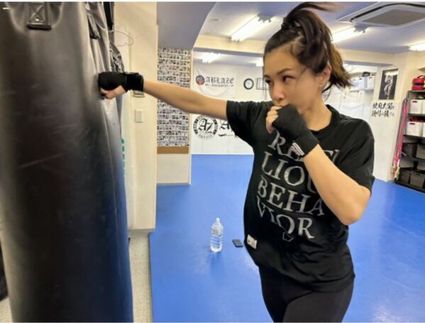 国内最高峰の格闘技団体「RIZIN」ラウンドガールから格闘家まで、マルチに活躍し続ける あきぴさんの独占インタビュー記事公開！