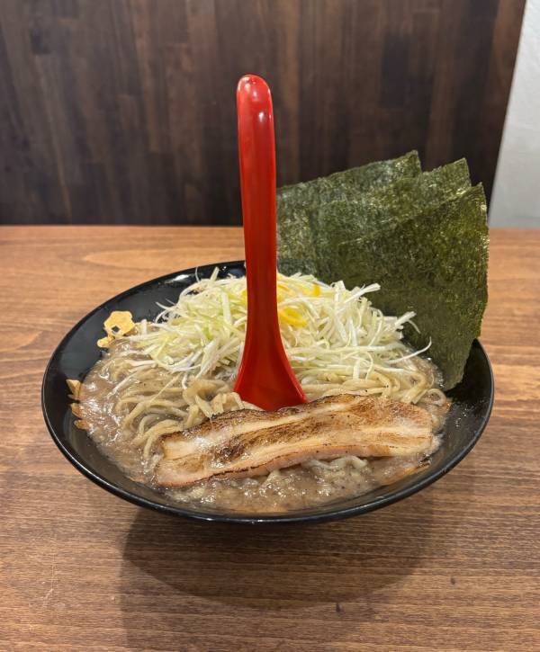 【極濃豚骨 らーめん小僧の新メニュー】レンゲが立つほどの超極濃スープ「禁断らーめん」に期間限定で「塩禁断」が登場！