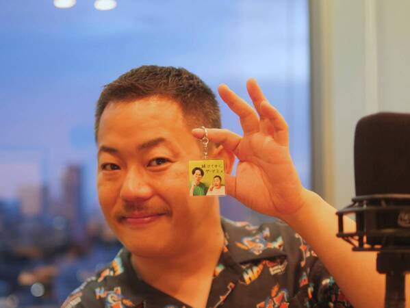 ザ・マミィ酒井の奥さまが、酒井に贈った“いいところ100個”をあしらったTシャツなど・・・GLOWDIA Podcast『続けてゆく、ザ・マミィ』の番組初のグッズ、発売開始！