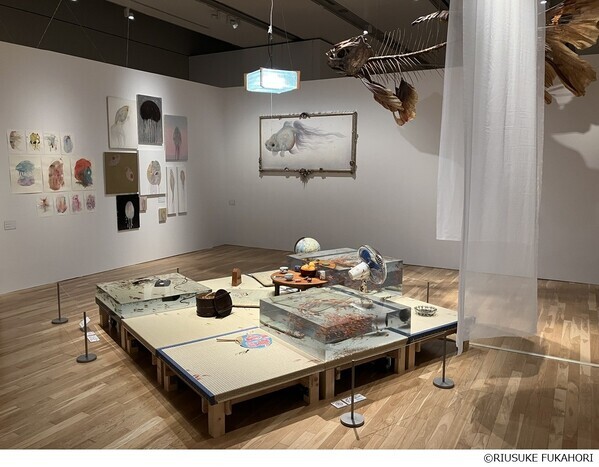 【大阪会場開幕】深堀隆介展　水面のゆらぎの中へ　世界に一つ！“金魚酒“新作を特別販売！