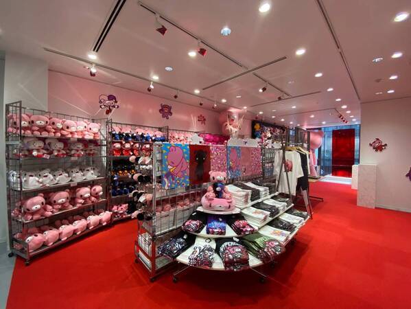 グル〜ミ〜は生誕25周年！2001年創業『日本で最初』のメイドカフェ「キュアメイドカフェ」とのコラボやアジア最大級のキャンピングカーイベント「ジャパンキャンピングカーショー2025」にてタイアップが決定！4月から大阪と原宿を皮切りにPOP-UP STOREツアーがスタート！