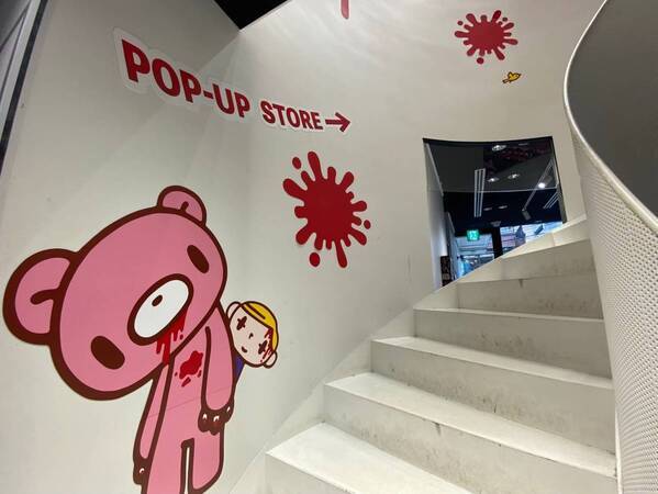 グル〜ミ〜は生誕25周年！2001年創業『日本で最初』のメイドカフェ「キュアメイドカフェ」とのコラボやアジア最大級のキャンピングカーイベント「ジャパンキャンピングカーショー2025」にてタイアップが決定！4月から大阪と原宿を皮切りにPOP-UP STOREツアーがスタート！