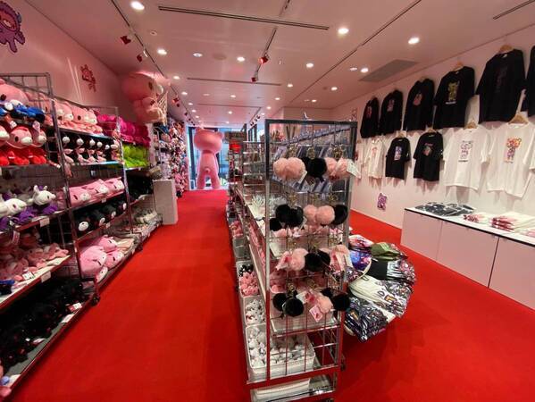 グル〜ミ〜は生誕25周年！2001年創業『日本で最初』のメイドカフェ「キュアメイドカフェ」とのコラボやアジア最大級のキャンピングカーイベント「ジャパンキャンピングカーショー2025」にてタイアップが決定！4月から大阪と原宿を皮切りにPOP-UP STOREツアーがスタート！