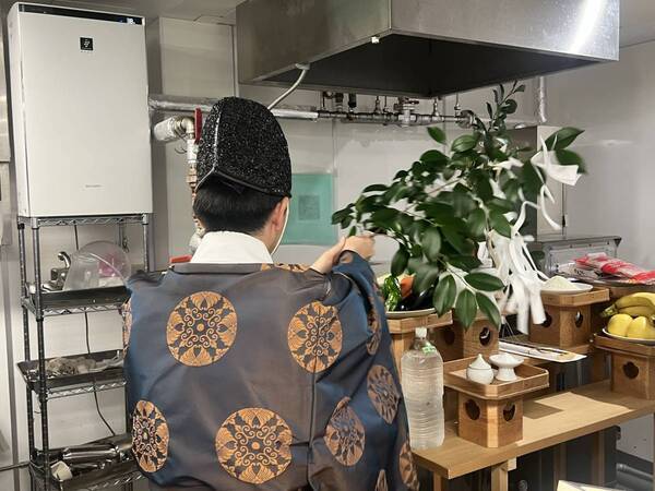 座間神社に奉納　「神様の水」で生わらび餅を製造