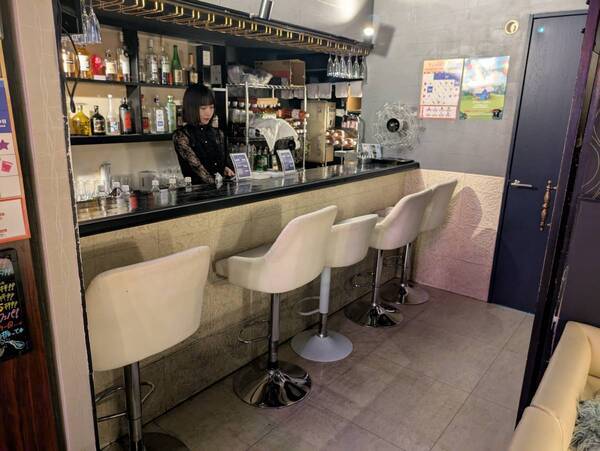 インフルエンサー「釈迦遺（しゃかゆい）」が渋谷にスナック「釈迦場（しゃかば）」をオープン