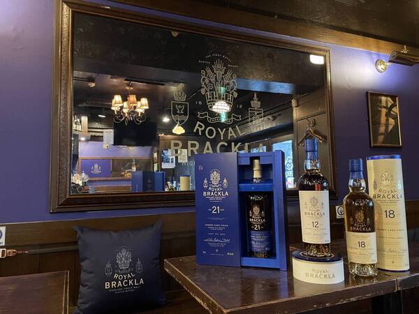 82赤坂店が期間限定で、スコッチウイスキー「ロイヤル・ブラックラ」の装飾を施して営業中！
