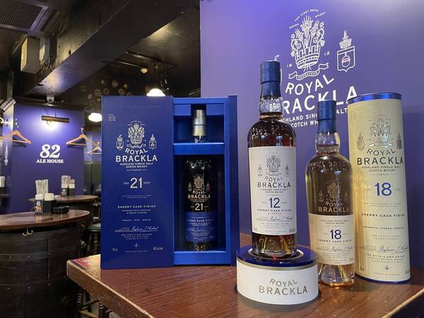 82赤坂店が期間限定で、スコッチウイスキー「ロイヤル・ブラックラ」の装飾を施して営業中！