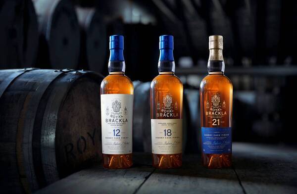 82赤坂店が期間限定で、スコッチウイスキー「ロイヤル・ブラックラ」の装飾を施して営業中！