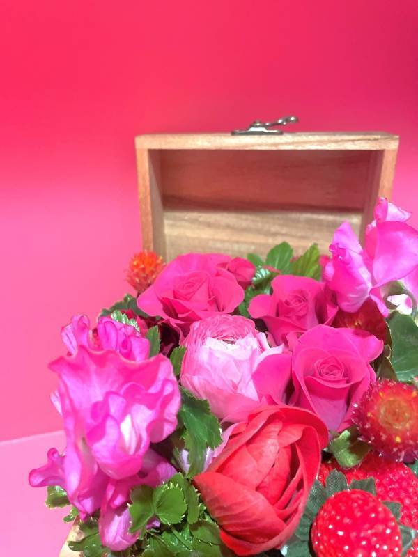 【フラワーバレンタイン2025】ストロベリーピンクのフラワーアレンジ『Strawberry Valentine』期間限定販売