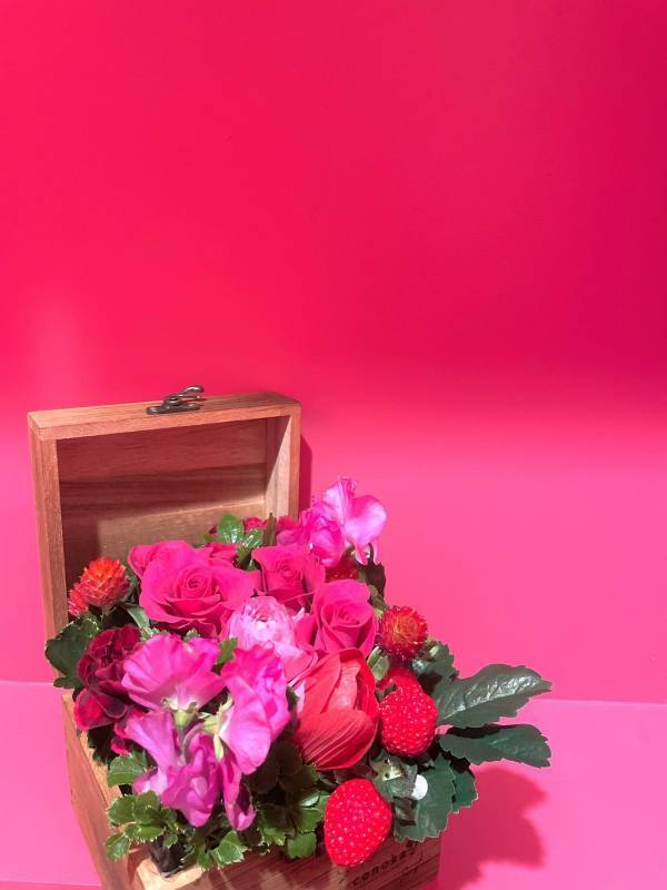 【フラワーバレンタイン2025】ストロベリーピンクのフラワーアレンジ『Strawberry Valentine』期間限定販売