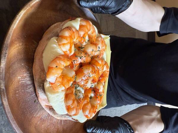 中目黒で話題の「一枚麺のシュリンプシカゴピザ」夏限定で登場