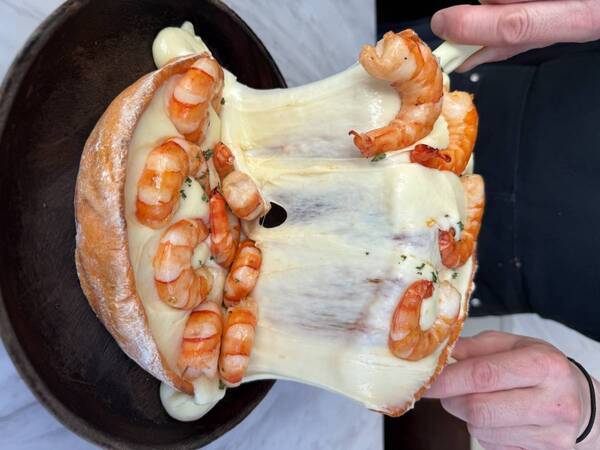 中目黒で話題の「一枚麺のシュリンプシカゴピザ」夏限定で登場