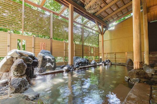 旅のスタイルで選ぶ、大江戸温泉物語グループのお得旅。 「平日9,980円の北陸旅」に「グランピングエリアの料金改定」で、 旅をより気軽に、何度でも