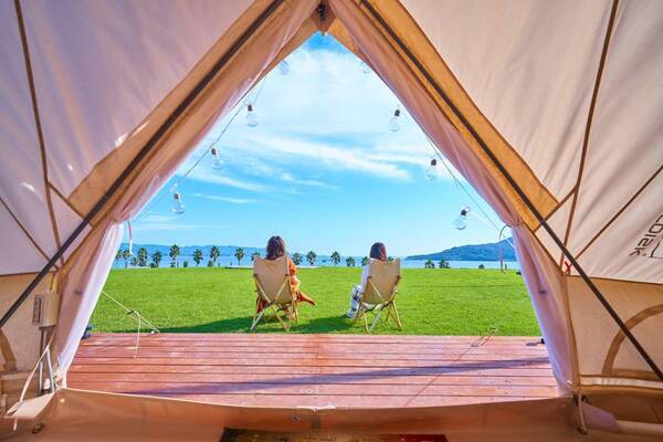 旅のスタイルで選ぶ、大江戸温泉物語グループのお得旅。 「平日9,980円の北陸旅」に「グランピングエリアの料金改定」で、 旅をより気軽に、何度でも