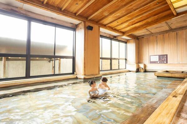 旅のスタイルで選ぶ、大江戸温泉物語グループのお得旅。 「平日9,980円の北陸旅」に「グランピングエリアの料金改定」で、 旅をより気軽に、何度でも