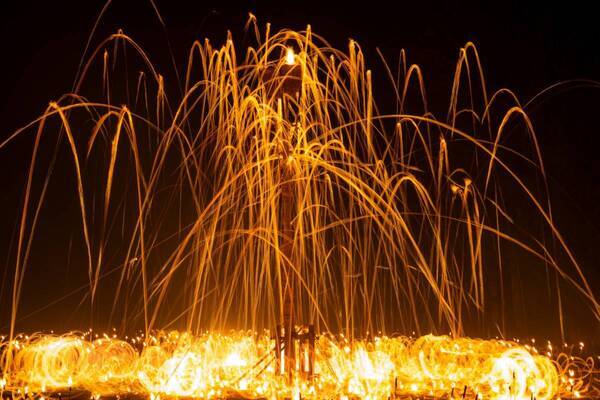 夜空に松明(たいまつ)が弧を描く、壮観かつ幻想的な火の神事   花背松上げ・広河原松上げ　観賞バスツアーを販売開始