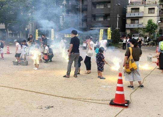 親子で“おもちゃ花火”を安全に楽しむ夏の体験イベント『わくわく花火スクール in 扇町公園』