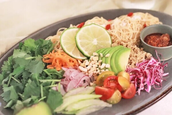 ベトナムテイストで楽しむ夏限定グルテンフリーメニュー「オールインワンヌードル」が期間限定で新登場！Cosme Kitchen Adaptation 阪神梅田本店×ZENB