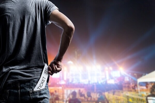 スマートフォンを財布から“取り出さない”時代が来た！SNSの総ビュー数数万超の注目アイテム『クリアタッチウォーレット』が、 7月12日「First Step」で先行販売スタート！ 紹介記事もPV数一万超えで拡散中！