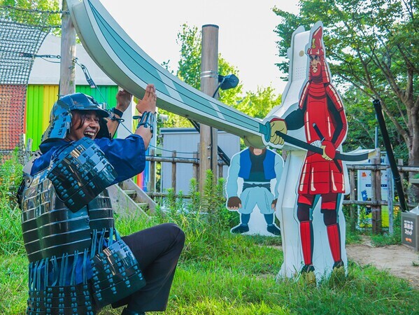 ニジゲンノモリ「クレヨンしんちゃんアドベンチャーパーク」 『クレヨンしんちゃんサムライアドベンチャー in Summer』 2025年7月5日（土）～8月31日（日）期間限定で開催