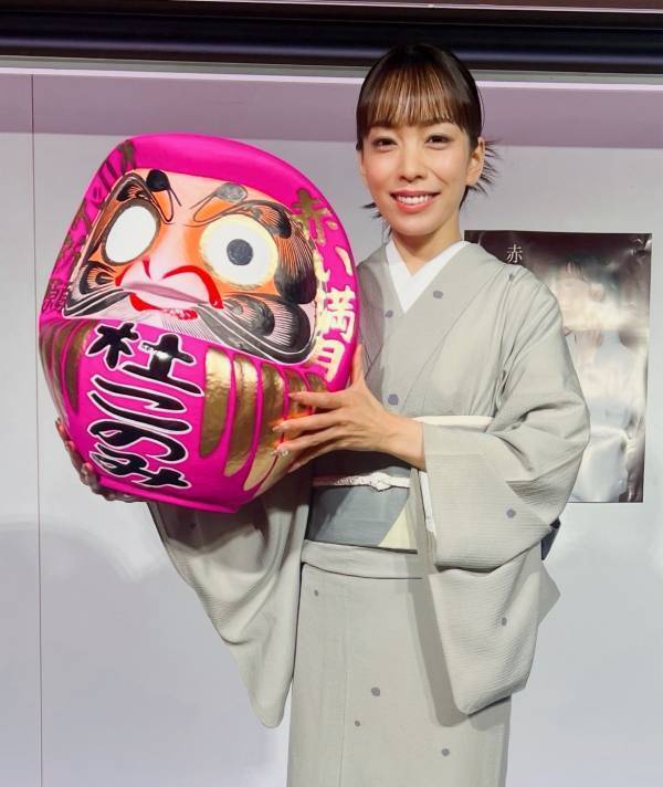 杜このみ、新曲「赤い満月」が有線演歌チャート1位！誕生日に飛躍を誓う！