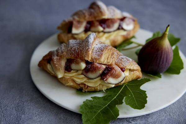 エシレ・ラトリエ デュ ブール＜麻布台ヒルズ＞が贈る エシレのフルーツサンド第2弾！ 「サンドイッチ クロワッサンフィグ・フレッシュ・エ・クーリ・フランボワーズ」 2025年7月18日（金）より期間限定で新発売