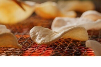 夏休みは三世代で一緒にサクサク食べよう 「亀田のあられ♪おせんべい♪」新CM放映 おなじみのメロディを活かしたオリジナルソングに注目！