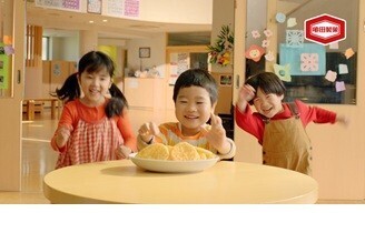 夏休みは三世代で一緒にサクサク食べよう 「亀田のあられ♪おせんべい♪」新CM放映 おなじみのメロディを活かしたオリジナルソングに注目！