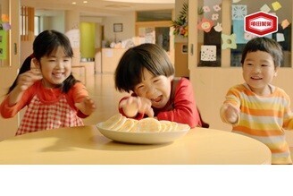 夏休みは三世代で一緒にサクサク食べよう 「亀田のあられ♪おせんべい♪」新CM放映 おなじみのメロディを活かしたオリジナルソングに注目！