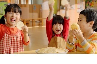 夏休みは三世代で一緒にサクサク食べよう 「亀田のあられ♪おせんべい♪」新CM放映 おなじみのメロディを活かしたオリジナルソングに注目！