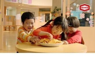 夏休みは三世代で一緒にサクサク食べよう 「亀田のあられ♪おせんべい♪」新CM放映 おなじみのメロディを活かしたオリジナルソングに注目！