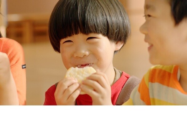 夏休みは三世代で一緒にサクサク食べよう 「亀田のあられ♪おせんべい♪」新CM放映 おなじみのメロディを活かしたオリジナルソングに注目！