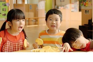 夏休みは三世代で一緒にサクサク食べよう 「亀田のあられ♪おせんべい♪」新CM放映 おなじみのメロディを活かしたオリジナルソングに注目！